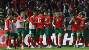 Les joueurs marocains de football sur le terrain lors d'un match.