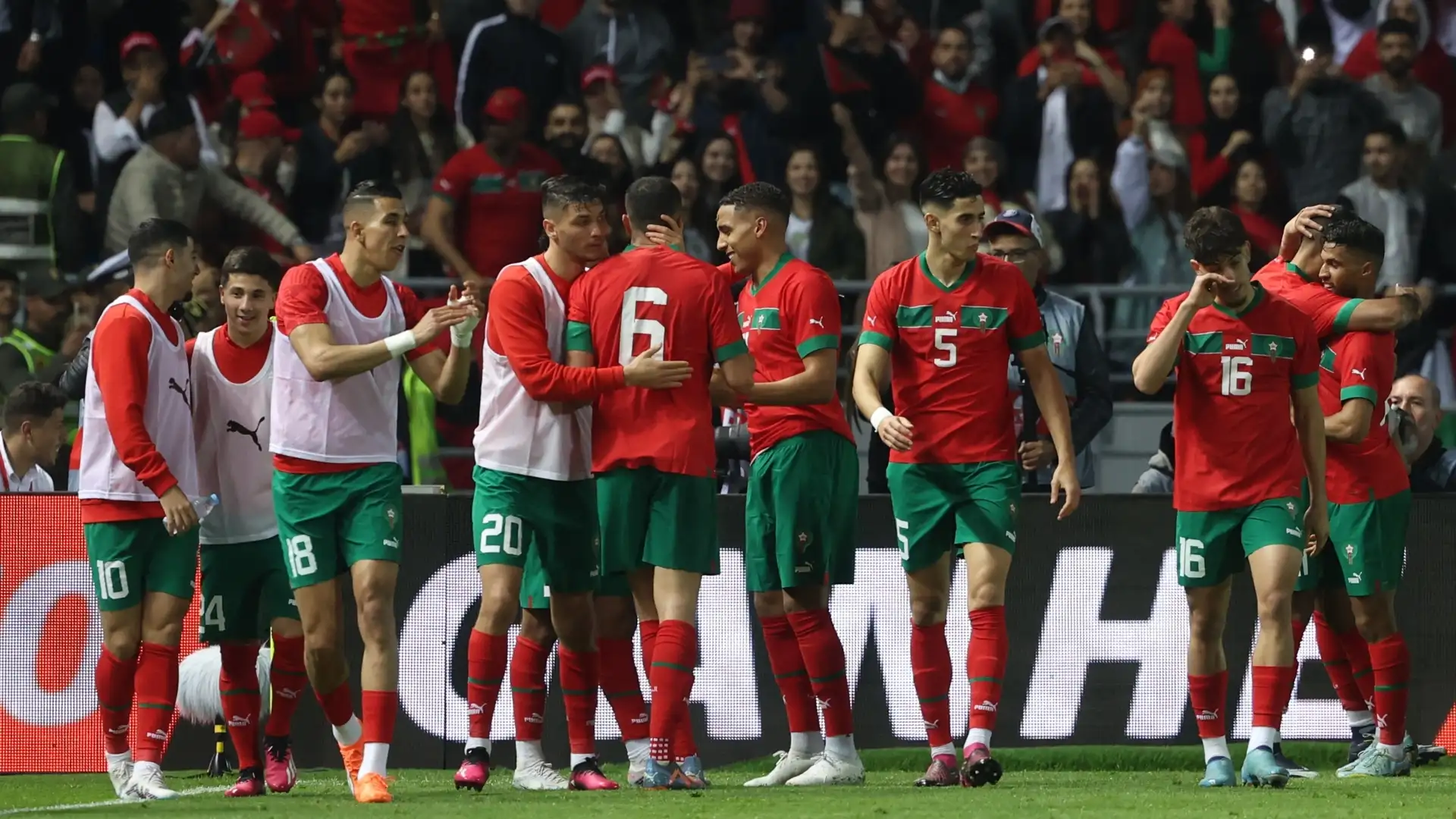Les joueurs marocains de football sur le terrain lors d'un match.