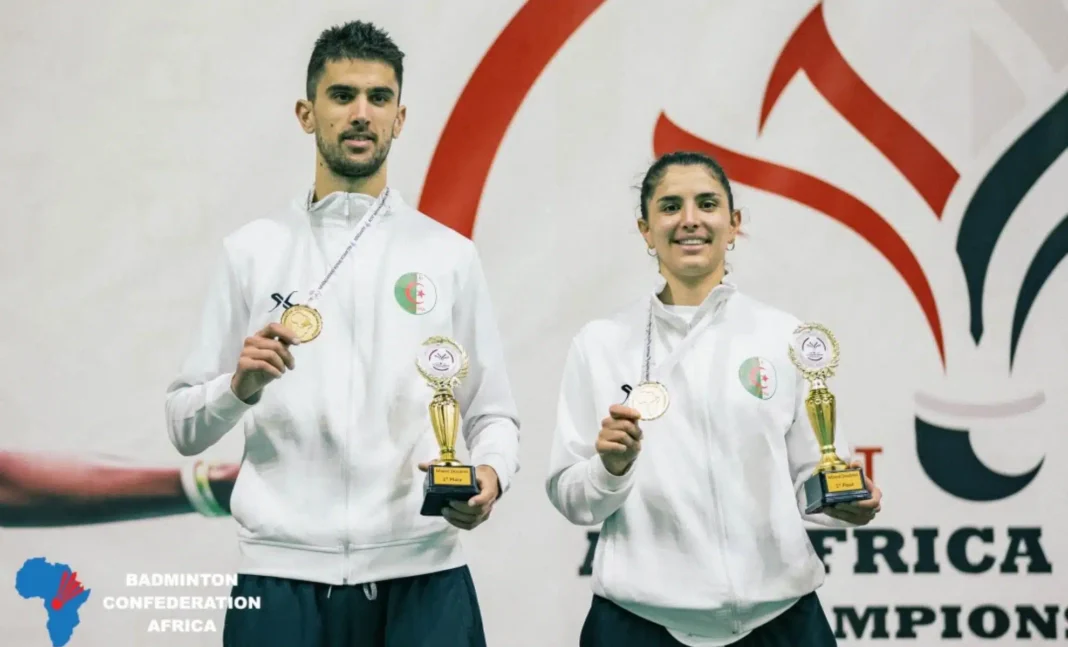 Deux athlètes africains avec médailles et trophées aux Jeux Olympiques de Paris 2024.