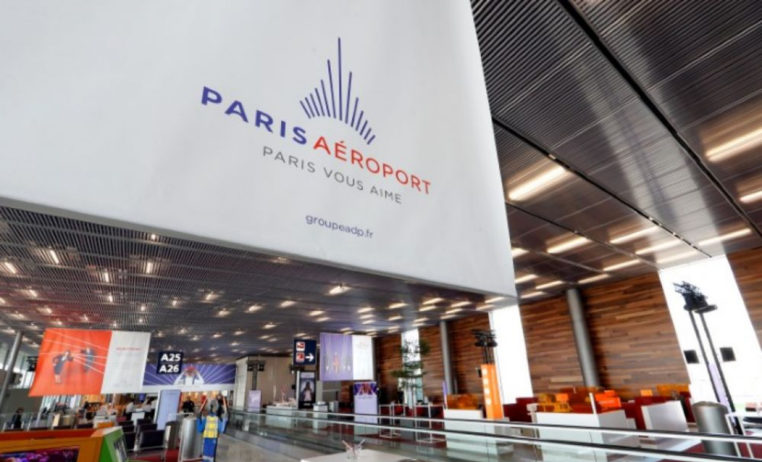 Vue intérieure de l'aéroport de Paris avec signalisation pour les Jeux Olympiques 2024.