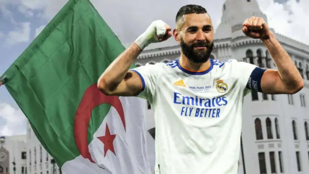 Karim Benzema à Bejaïa Karim Benzema célèbre avec le drapeau algérien à Bejaïa.