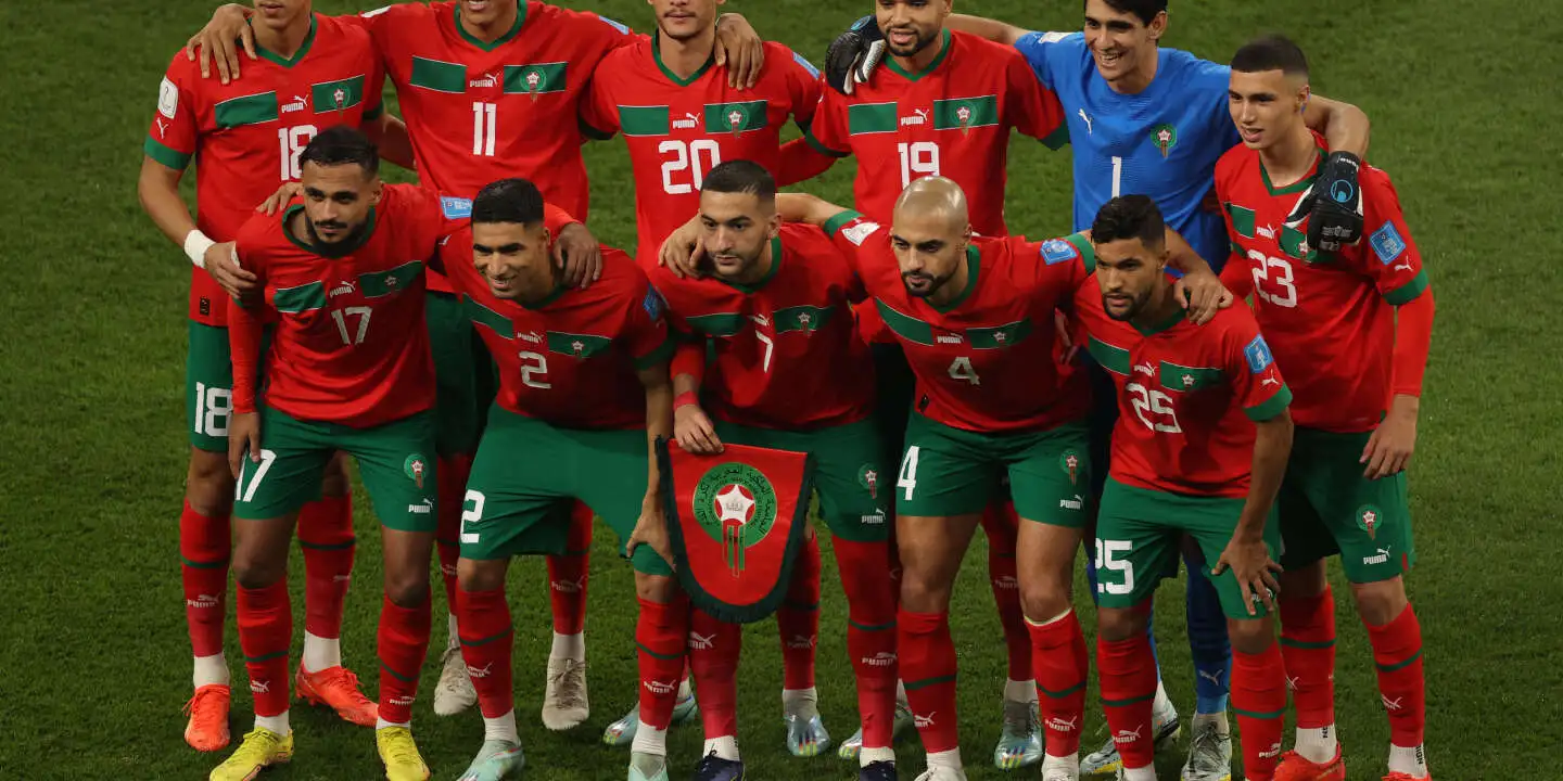 Les joueurs marocains en tenue officielle avant un match important.