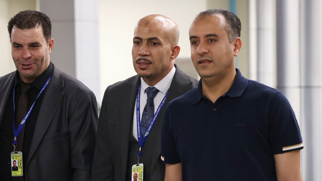 Walid Sadi et deux collègues lors d'une réunion professionnelle.