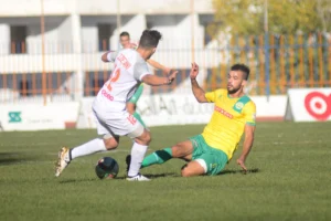 C'est totalement fou! Salim Boukhanchouch marque un but iconique et le célèbre d'une façon très irrespectueuse... Joueur en blanc tentant de dribbler le défenseur en jaune lors d'un match.