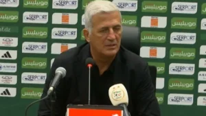 Vladimir Petkovic pique une vive colère : une erreur monumentale de ses poulains a failli faire mouche Vladimir Petkovic parle lors d'une conférence de presse sportive.