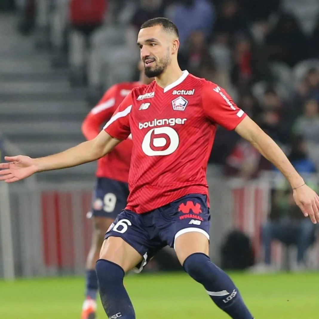 Footballeur Nabil Bentaleb lors d'un match, portant le maillot de Lille.