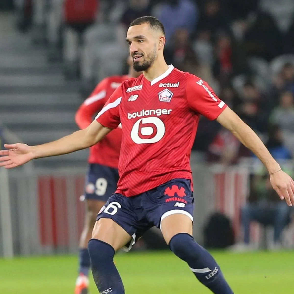 Footballeur Nabil Bentaleb lors d'un match, portant le maillot de Lille.
