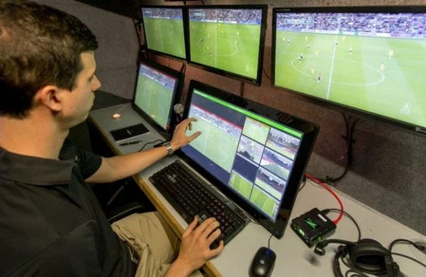 VAR : une première historique dans les tournois de quartier en Algérie Technicien surveillant un match de football via plusieurs écrans.