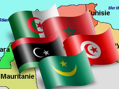 Drapeaux de l'Algérie et du Maroc sur une carte de l'Afrique du Nord.