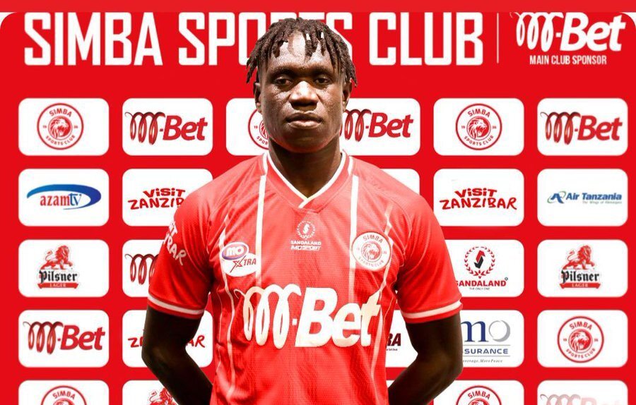 Babacar Sar en maillot de JS Kabylie lors d'une présentation officielle.
