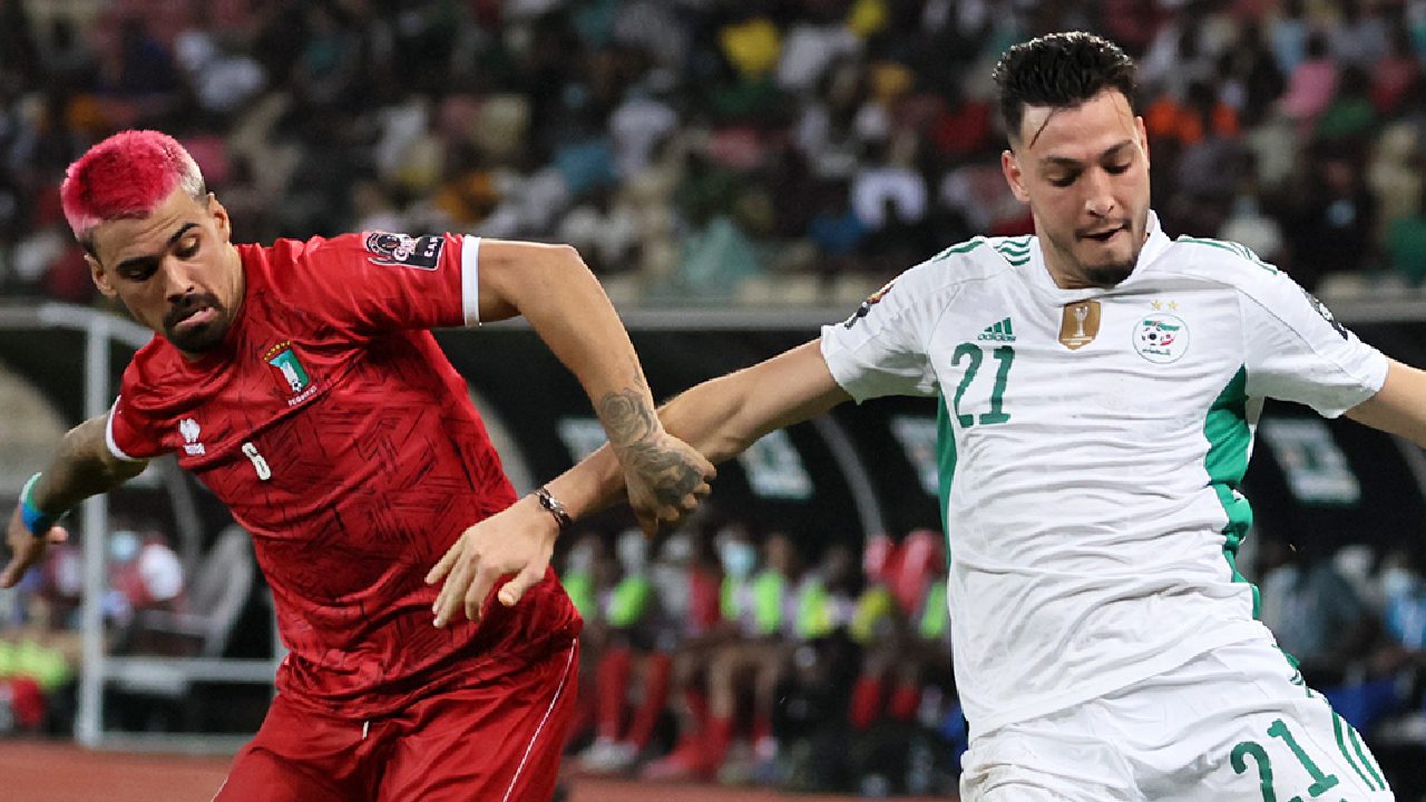 Joueurs de football en action lors d'un match de qualification.