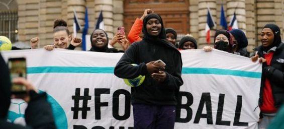 Athlètes musulmanes protestant contre l'interdiction du voile aux JO Paris 2024.