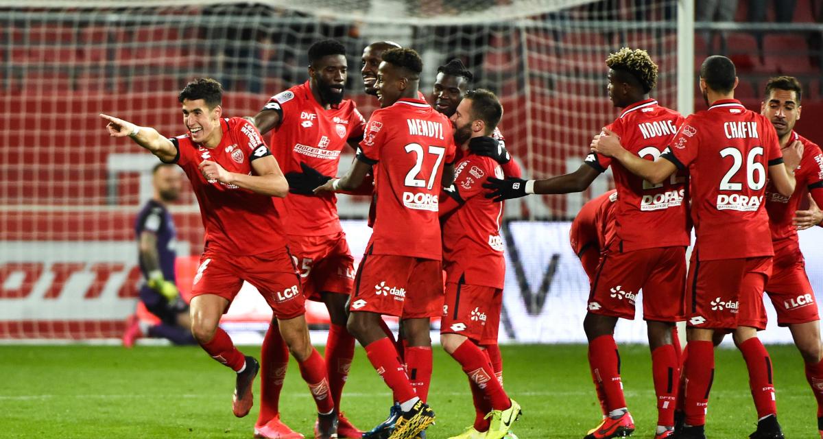 Match amical : Le MC Alger affronte Dijon en préparation pour la nouvelle saison Équipe du MC Alger en action lors d'un match amical contre Dijon.