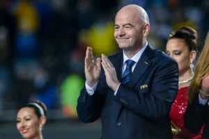 Gianni Infantino présente ses condoléances à l'Algérie : un bel hommage rendu à une légende Gianni Infantino présente ses condoléances à l'Algérie