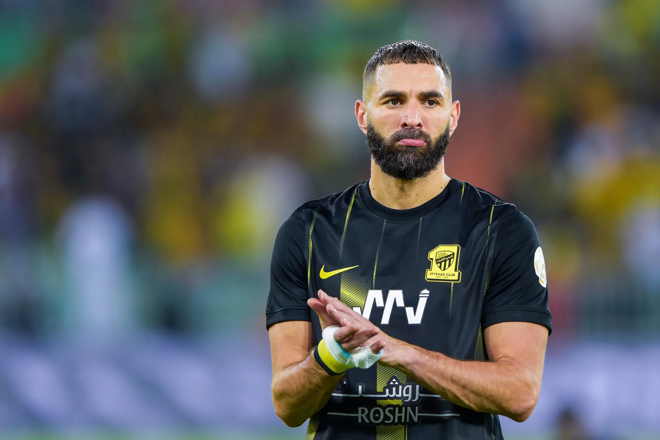 Karim Benzema, joueur de football, en pleine action lors d'un match.