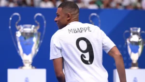 "Uno, dos, tres...Hala Madrid", Kylian Mbappe, des rues de Bondy, au mythique Santiago Bernabeu! Un rêve de gamin, devenu réalité Kylian Mbappé portant le maillot du Real Madrid au Santiago Bernabeu.