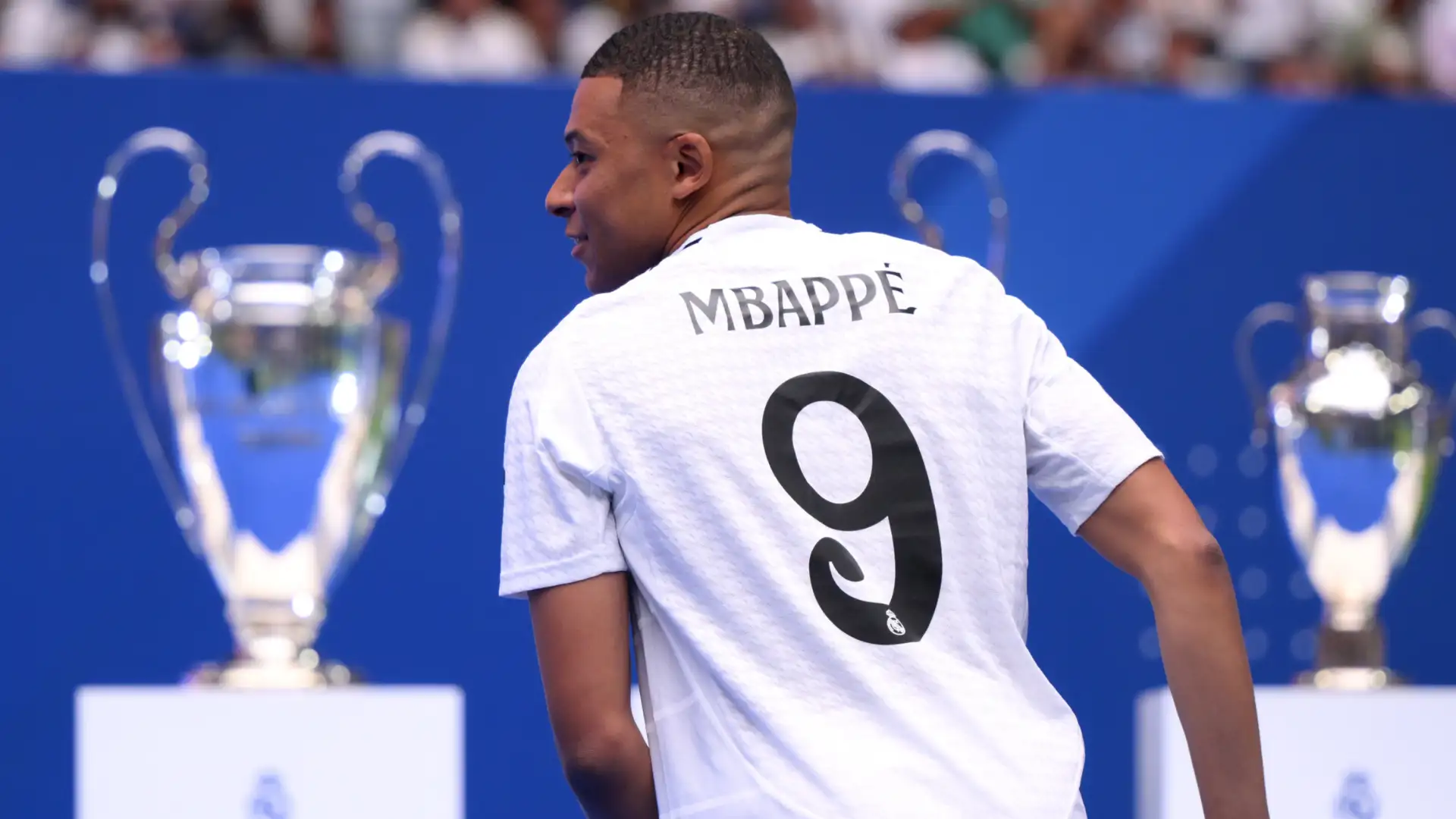 Kylian Mbappé rejoint le Real Madrid et reçoit une BMW : un début en fanfare mais sans permis de conduire Kylian Mbappé, le nouveau 9 du Réal Madrid