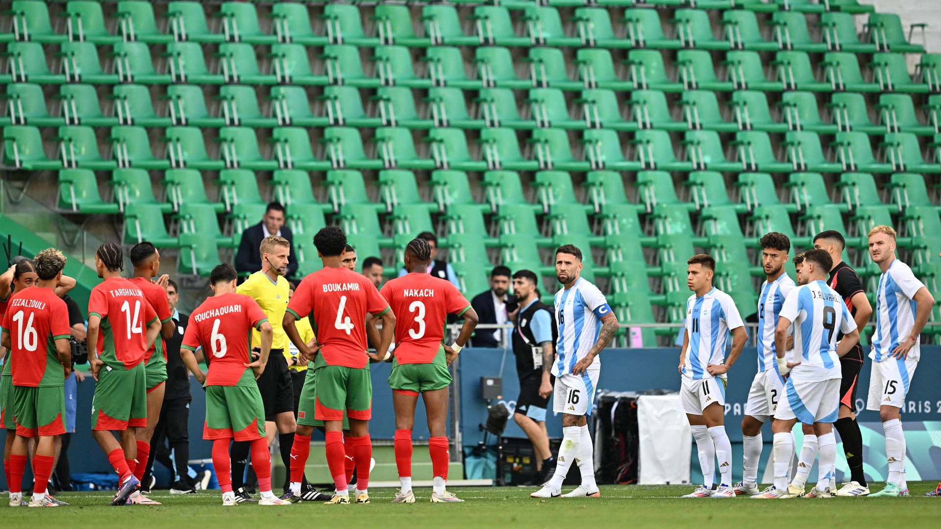 Les équipes du Maroc et de l'Argentine avant le match de football.