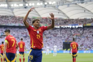 Lamine Yamal en célébration avec ses coéquipiers lors d'un match de football.