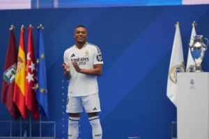 "Uno, dos, tres...Hala Madrid", Kylian Mbappe, des rues de Bondy, au mythique Santiago Bernabeu! Un rêve de gamin, devenu réalité Mbappé