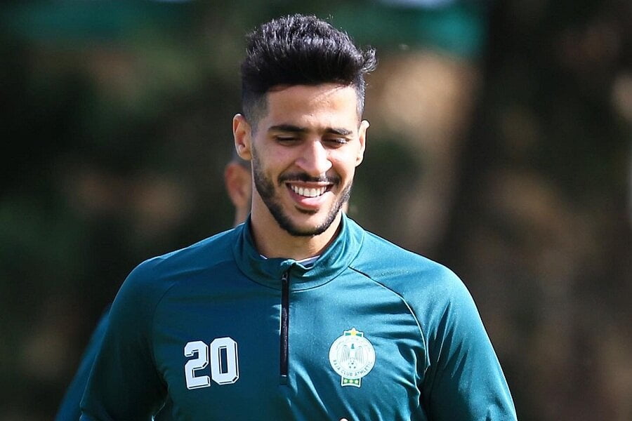 Raouf Benguit souriant lors d'une séance d'entraînement du Raja Casablanca.