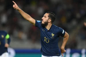 Et la providence continue à sourire à Rayan Cherki! Une bonne nouvelle inattendue frappe à la porte de la pépite Rayan Cherki, joueur français, célèbre sur le terrain avec le numéro 10.