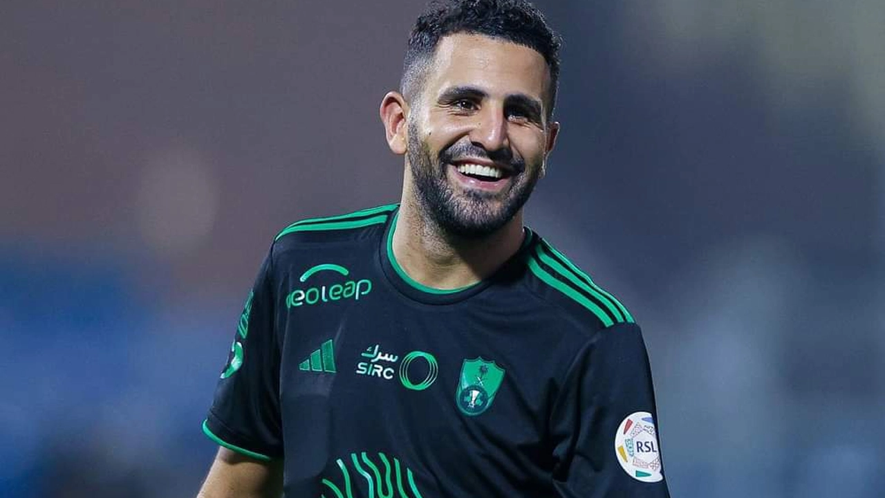 Mahrez répond aux critiques des Saoudiens Riyad Mahrez souriant en maillot d'équipe lors d'une rencontre.