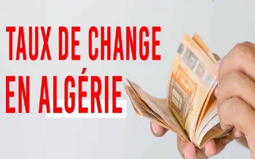 Main tenant des billets de banque en dinar algérien.