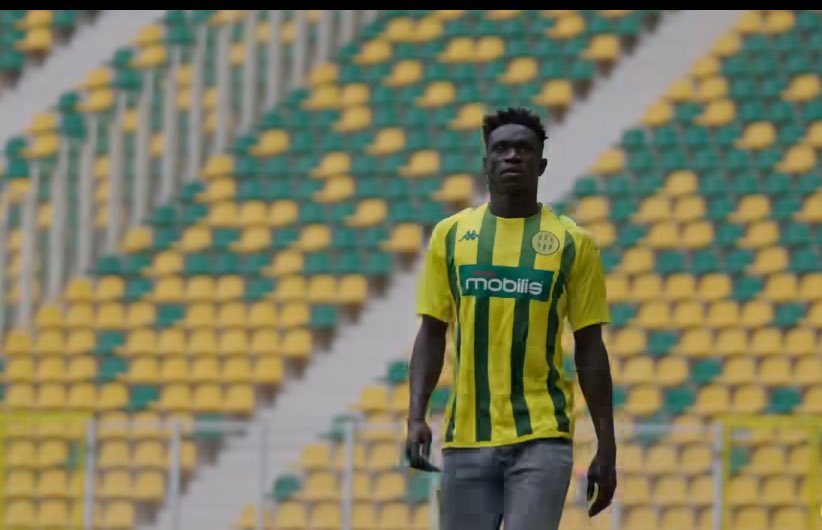 Babacar Sar en tenue de football à JS Kabylie dans un stade vide.