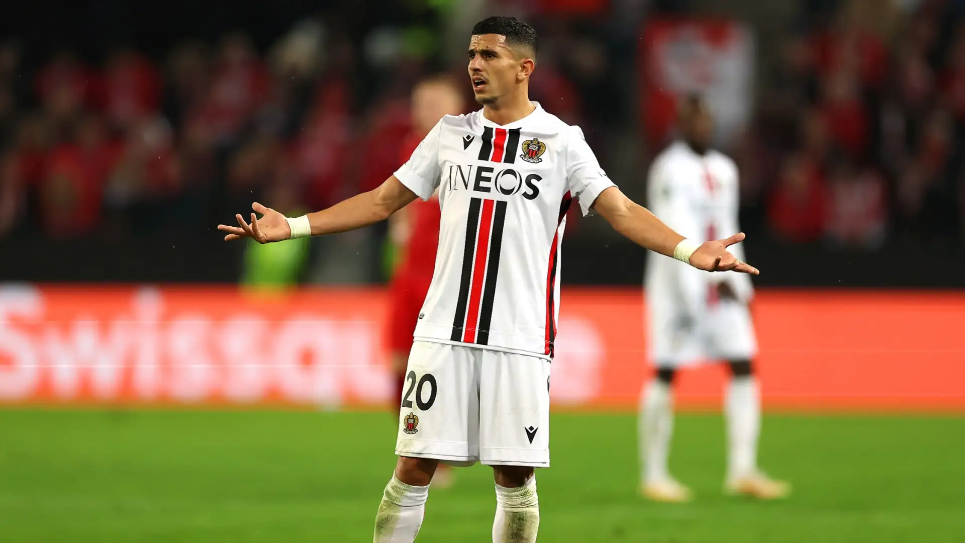 Youcef Atal en route vers la Real Sociedad : Un renfort défensif imminent Youcef Atal : Un Mercato sous haute Tension