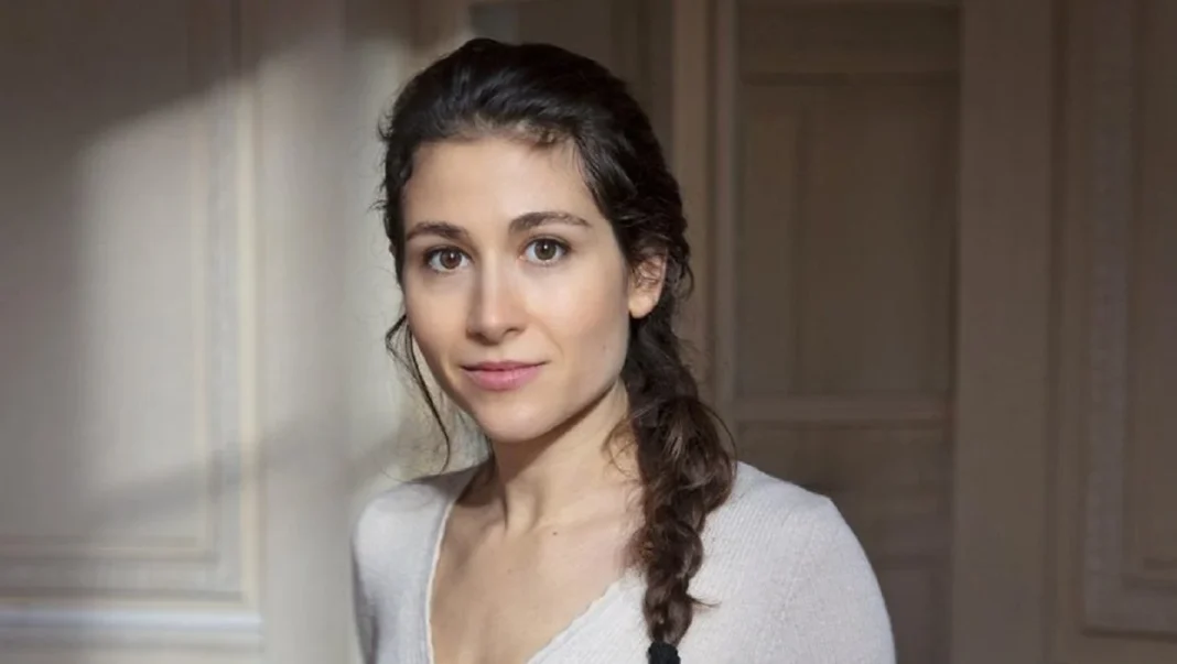 Jeune femme algérienne avec une expression confiante et naturelle.