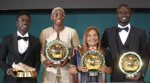 Quatre lauréats africains avec trophées lors de la cérémonie CAF 2024.