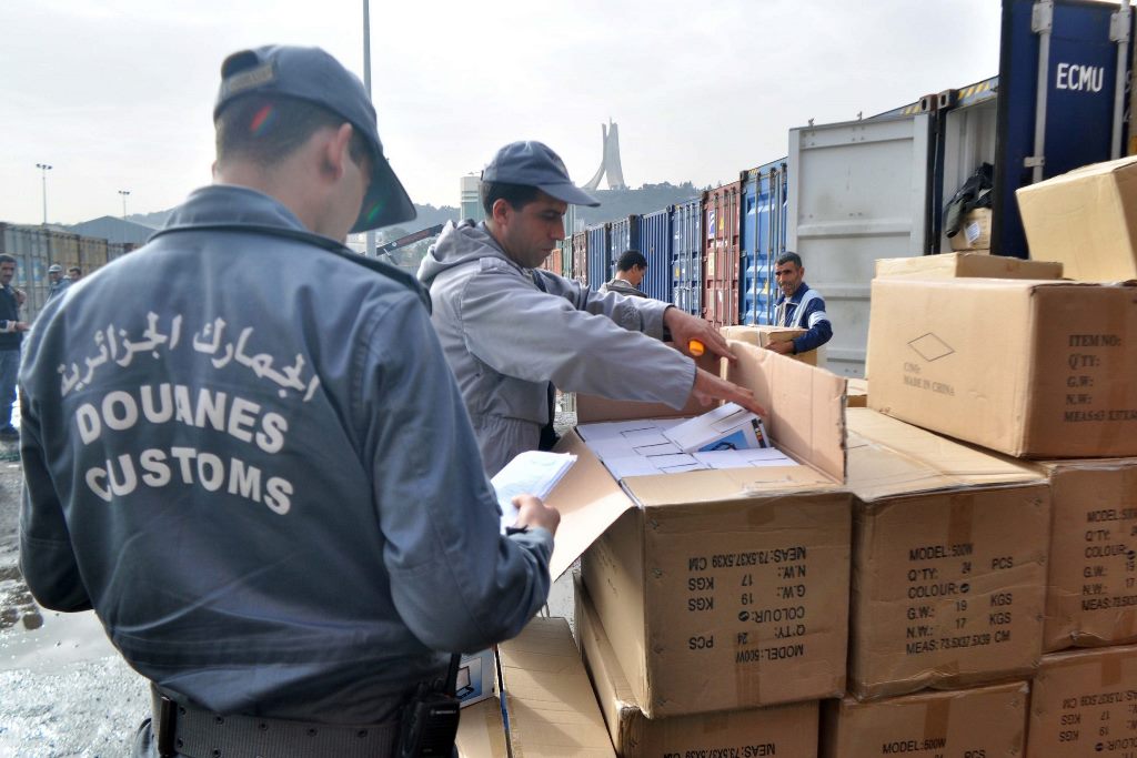 Agents des douanes algériennes inspectant des marchandises à Alger.