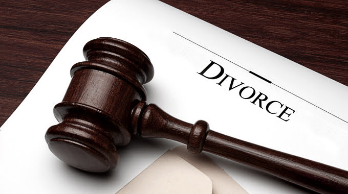 Marteau de juge et document de divorce sur bureau en bois.