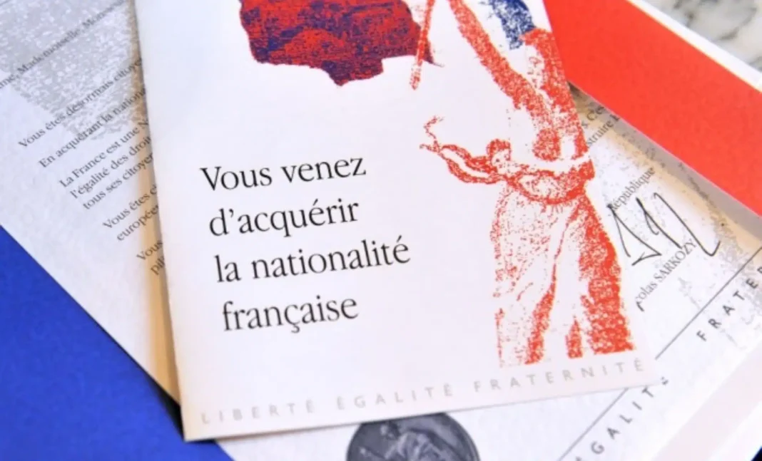 Dossier de demande de naturalisation française avec document officiel.