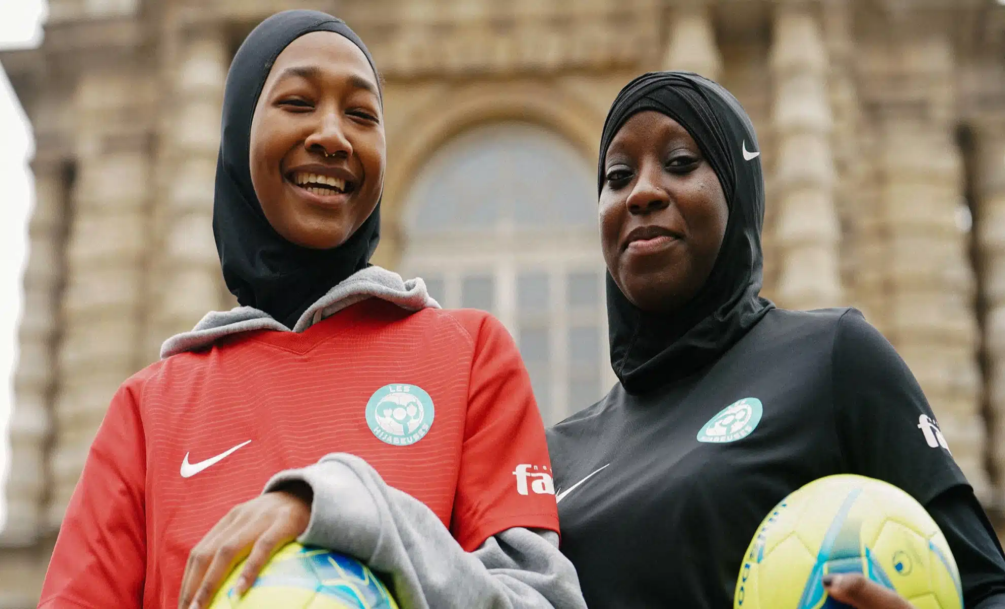 Deux athlètes musulmanes avec ballons de football, portant des hijabs, souriantes.