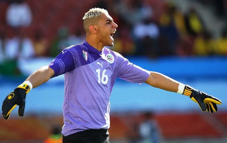 Faouzi Chaouchi signe à l’USM El Harrach : Le retour d’une légende algérienne Faouzi Chaouchi en tenue de gardien de but avec un coéquipier lors d'un entraînement.