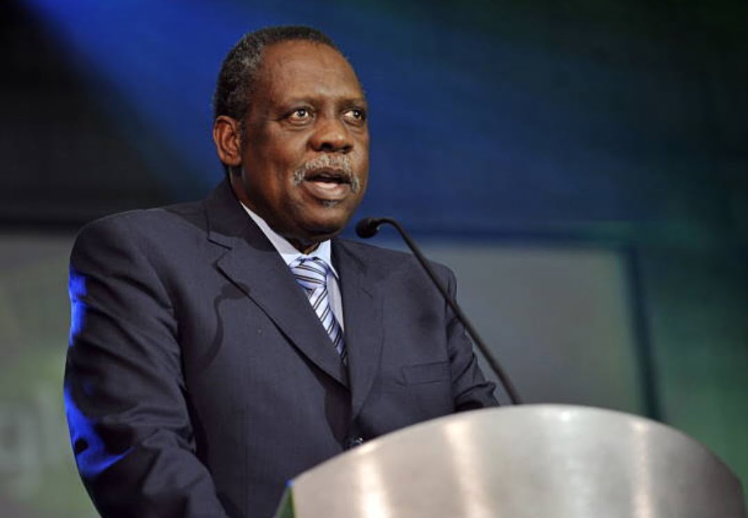 Décès d’Issa Hayatou : Hommages unanimes pour une légende du football africain Issa Hayatou : Un héritage controversé marqué par la sanction historique contre la JSK