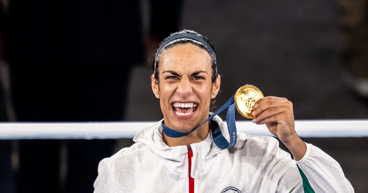 Imane Khelif avec sa médaille d'or aux JO de Paris 2024.