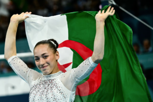 Accueillie en héroïne en Algérie, Kaylia Nemour se laisse submergée par une vague d'émotions Kaylia Nemour se laisse submergée par une vague d'émotions