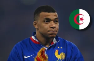 Kylian Mbappé portant le maillot de l'équipe de France.