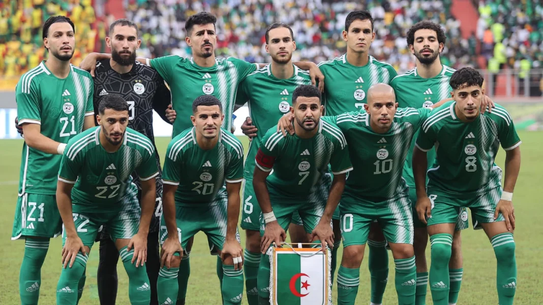 Groupe de joueurs de football en uniforme vert sur le terrain.