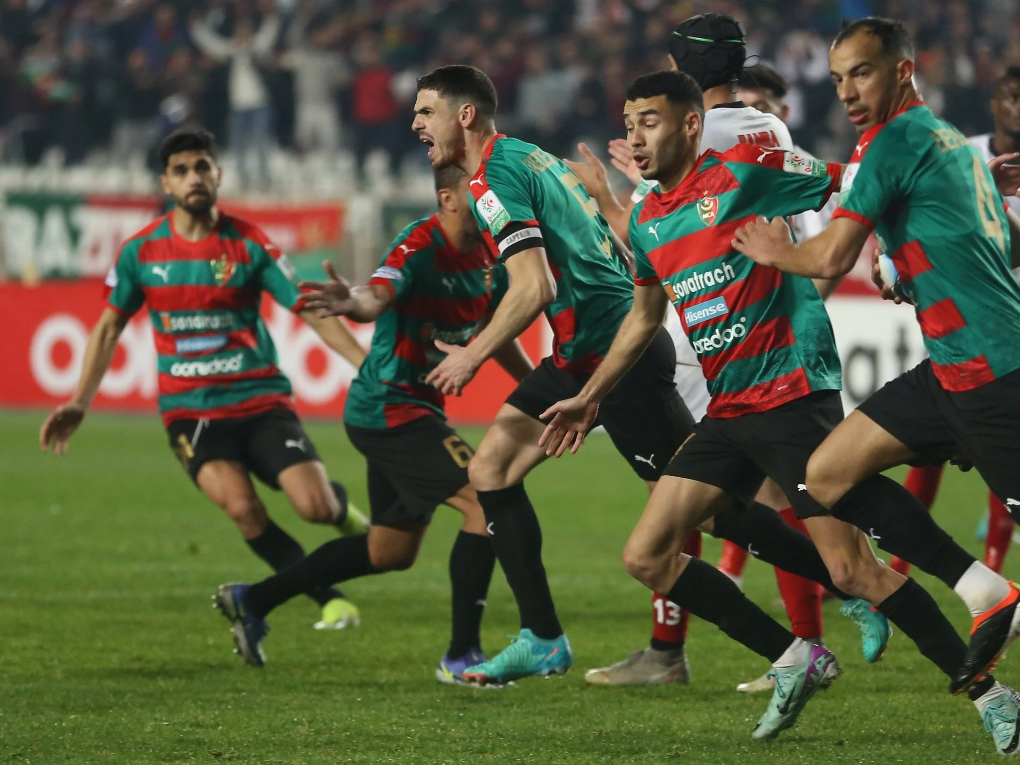 Joueurs de football en action lors d'un match important.