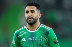 Riyad Mahrez portant le maillot vert de l'équipe saoudienne.