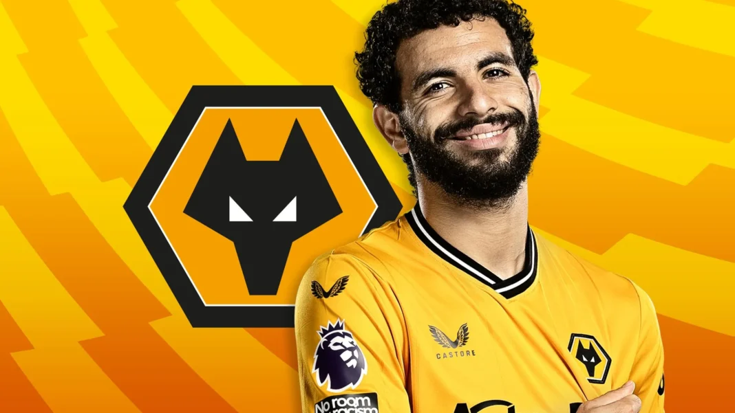 Rayan Aït-Nouri en maillot Wolverhampton, sourire, fond jaune et logo du club.