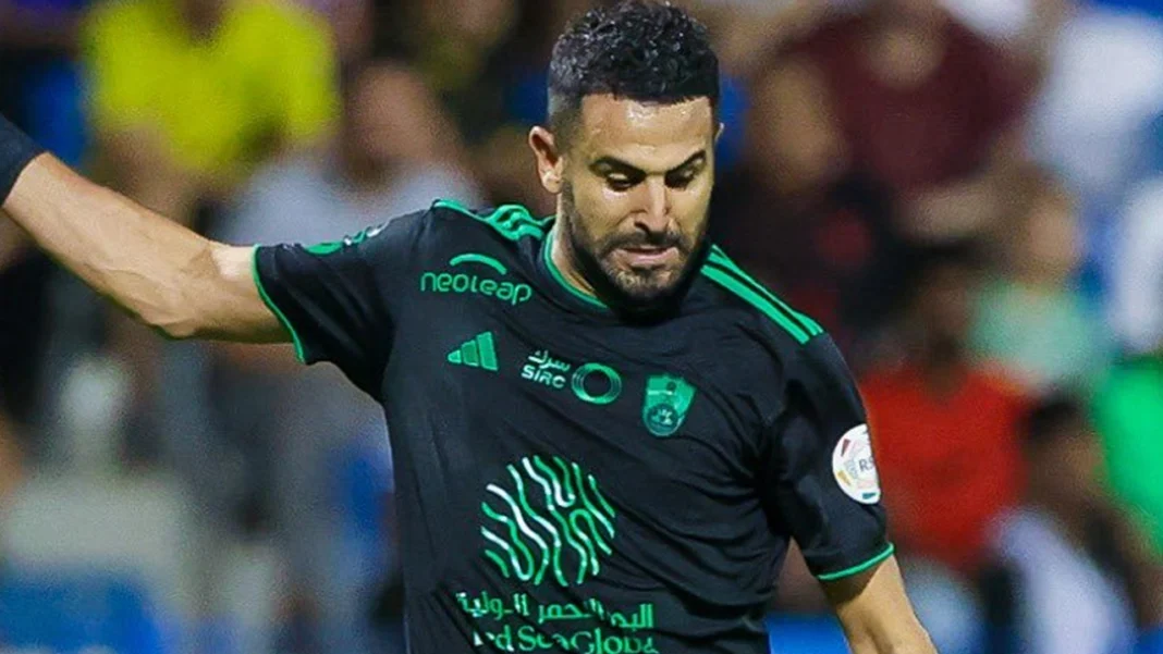 Riyad Mahrez en action lors d'un match de football crucial.