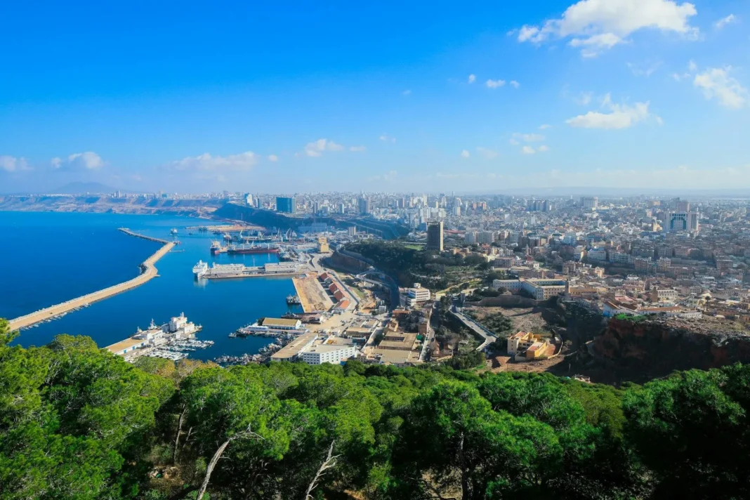 Vue aérienne d'Alger avec la mer et la ville en arrière-plan.