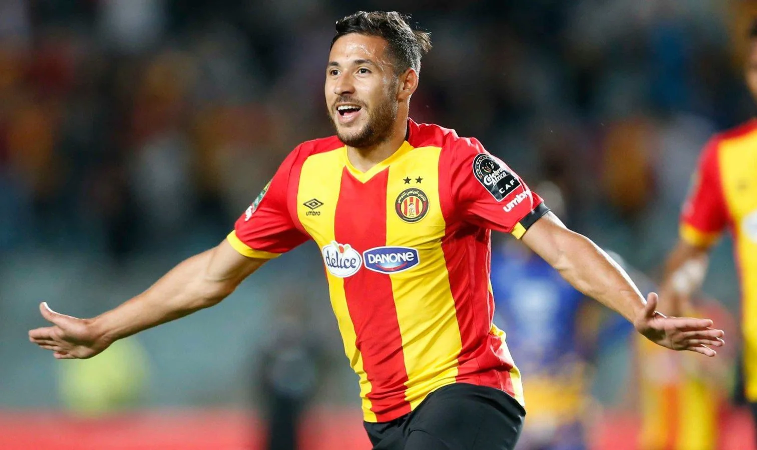 Youcef Belaili, joueur de football, en célébration sur le terrain.