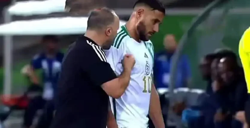 Conflit entre deux joueurs de football sur le terrain.