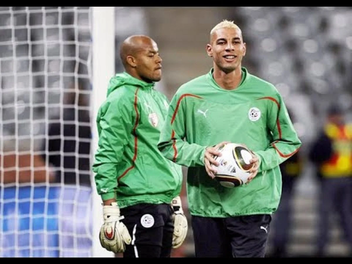 Faouzi Chaouchi signe à l’USM El Harrach : Le retour d’une légende algérienne Faouzi Chaouchi en tenue de gardien de but avec un coéquipier lors d'un entraînement.